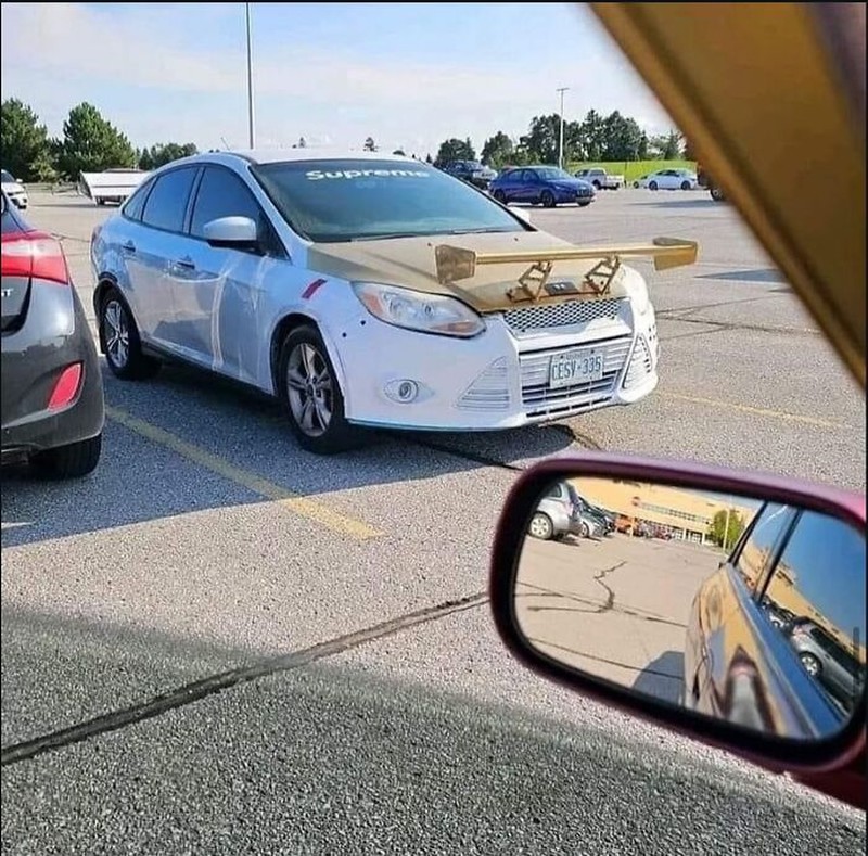 Orang-orang ini melakukan beragam hal konyol dan mengunggahnya di internet. Cdek deh sekarang.