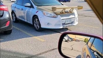 Bentar, apa nggak salah itu pasang sayap mobilnya? Foto: Bored Panda