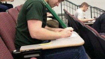 Kurang besar pensilnya mas. Foto: Bored Panda