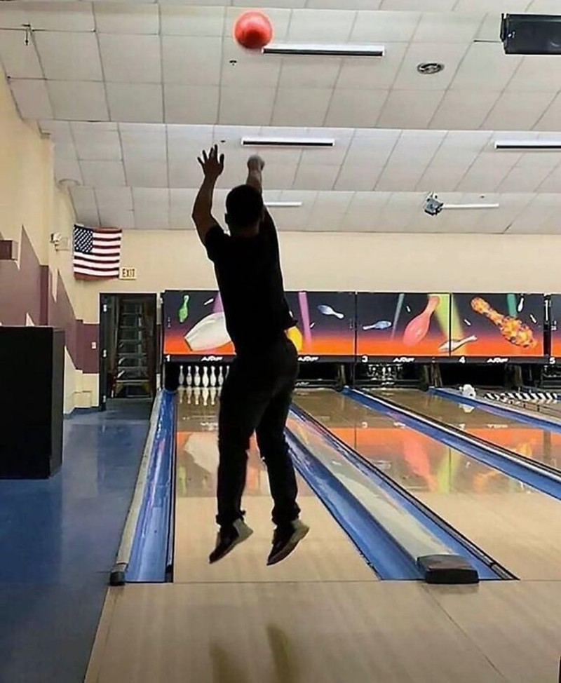 Orang-orang ini melakukan beragam hal konyol dan mengunggahnya di internet. Cdek deh sekarang.