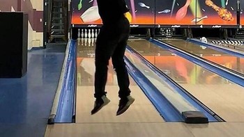 Jadi penasaran gimana keadaan lantainya setelah tertimpa bola bowling. Foto: Bored Panda