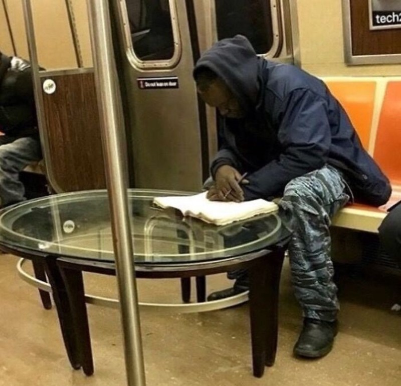 Orang-orang ini melakukan beragam hal konyol dan mengunggahnya di internet. Cdek deh sekarang.