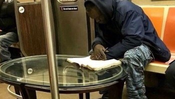 Niat banget sampai bawa meja sendiri. Tapi masalahnya kan ini transportasi umum mas. Foto: Bored Panda