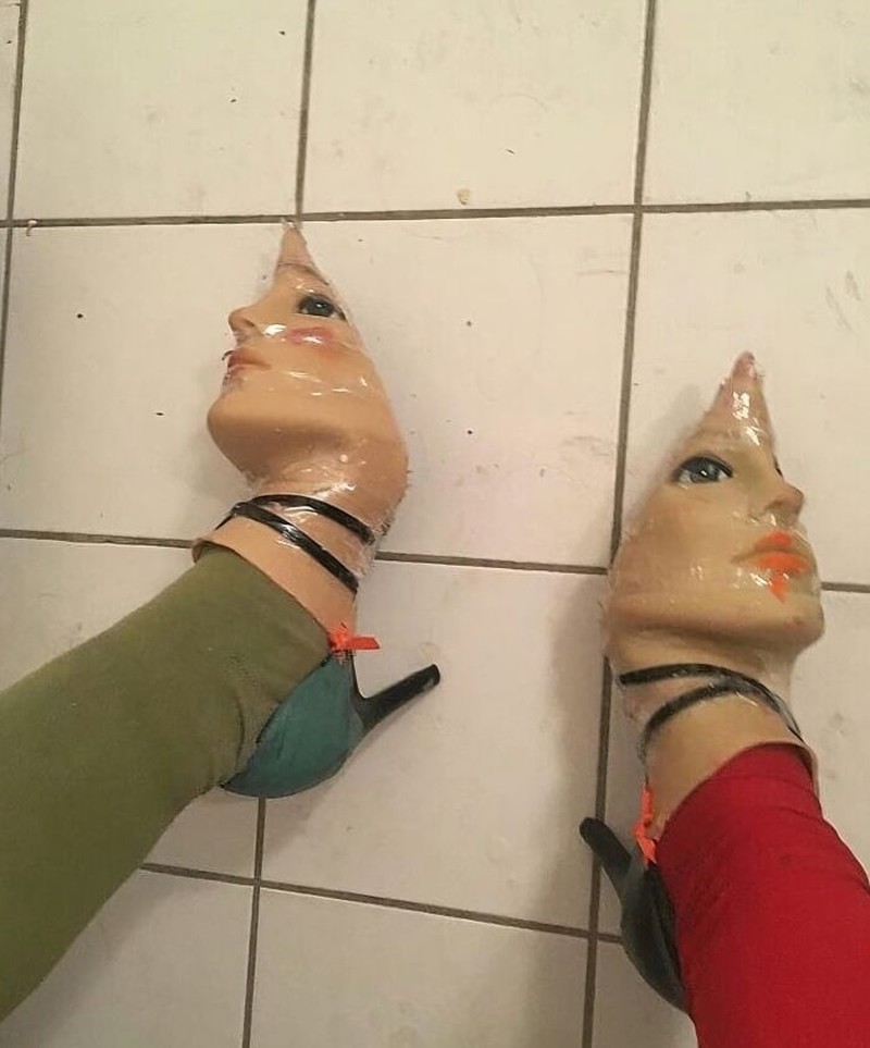 Orang-orang ini melakukan beragam hal konyol dan mengunggahnya di internet. Cdek deh sekarang.