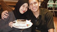 Malam perayaan ulang tahun Adiba Khanza menjadi sangat spesial. Alih-alih kue ulang tahun bertingkat, Egy Maulana dan Adiba memilih tiramisu sebagai kue ulang tahun. Foto: Instagram/adiba.knz & Instagram/egymaulanavikri