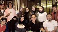 Perayaan ulang tahun yang intim dan hangat juga dihadiri keluarga. Ibu, adik, dan teman-teman Adiba Khanza ikut memeriahkan ulang tahun yang diadakan di restoran nuansa elegan. Foto: Instagram/adiba.knz & Instagram/egymaulanavikri