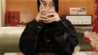 Adiba Khanza yang seorang foodies gemar menyambangi kafe-kafe nan cantik. Memesan segelas cokelat menjadi cara Adiba menikmati waktunya bersantai. Foto: Instagram/adiba.knz & Instagram/egymaulanavikri