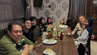 Kebiasaan pasangan ini memang selalu makan bersama keluarga. Baik makan bersama keluarga Adiba maupun Egy, keduanya silih berganti melakukan agenda tersebut dengan rutin. Foto: Instagram/adiba.knz & Instagram/egymaulanavikri