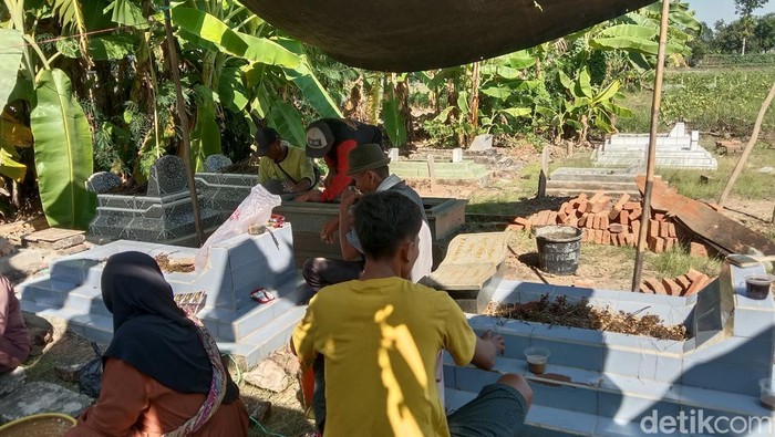 Aktivitas warga melakukan neki atau membenahi kuburan di Kabupaten Indramayu