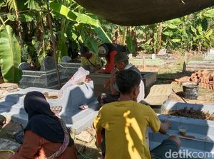 Mengenal Tradisi Neki di Indramayu, Saat Makam 1.000 Hari Dibenahi