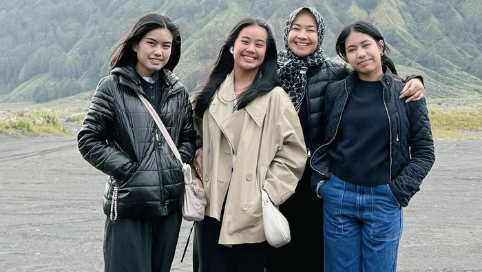 Alya Rohali dan tiga putrinya.