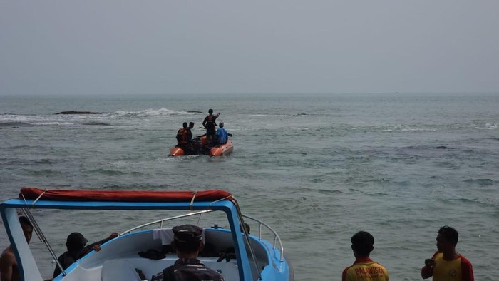 Anak berusia 10 tahun tenggelam akibat terseret arus di pantai Karangbolong, kawasan wisata Anyer-Cinangka, Banten. (dok Basarnas)