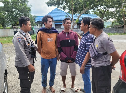 Angga dan adiknya (kaos kuning dan jaket merah) ponakan yang bunuh sepupu ditangkap polisi di Dompu, NTB, Senin, (9/6/2026). (Polsek Sanggar)