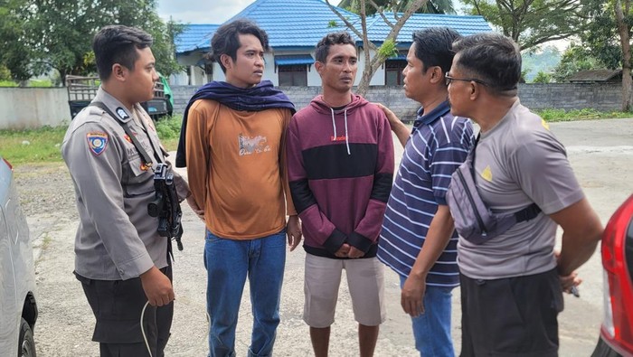 Angga dan adiknya (kaos kuning dan jaket merah) ponakan yang bunuh sepupu ditangkap polisi di Dompu, NTB, Senin, (9/6/2026). (Polsek Sanggar)