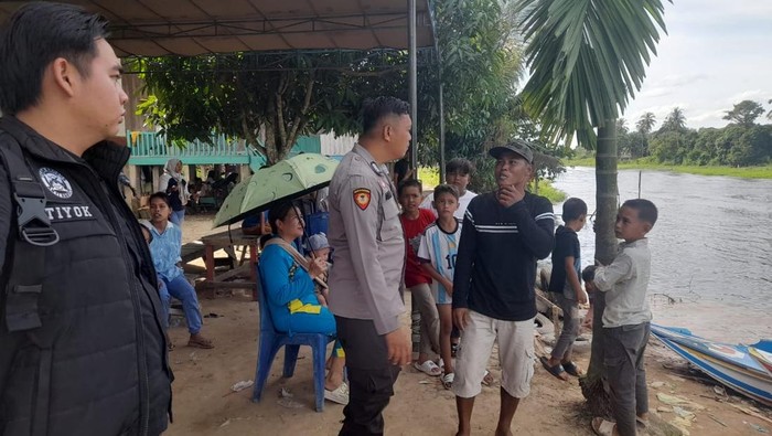 Anggota kepolisian Polres Ogan Ilir memberikan imbauan kepada warga soal speedboat wisata