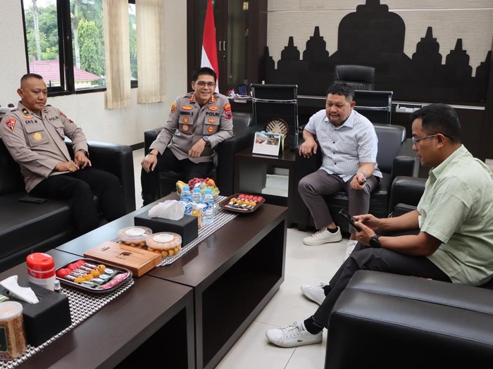 Anggota Komisi III DPR RI Abdullah bersilaturahmi dengan Kapolresta Magelang, Kombes Herbin Garbawiyata Jaya Sianipar, di Polresta Magelang, Senin (9/6/2025).