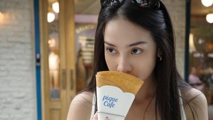 Anya Geraldine mencicipi makanan pesanannya. Foto: Instagram Anya Geraldine
