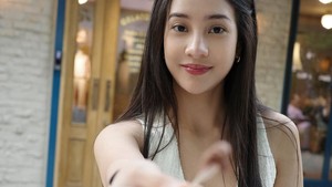 Kamu disuapin ice cream sama Anya Geraldine. Meleleh deh... ice cream-nya. Foto: Instagram Anya Geraldine