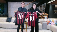 Atta Halilintar memajang foto bareng Keisuke Honda, mantan pesepak bola profesional Jepang yang juga pernah bermain di AC Milan. Foto: dok. Instagram Atta Halilintar