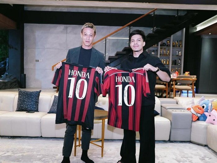 Atta Halilintar bersama Keisuke Honda