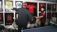 Suami Aurel Hermansyah itu menunjukkan koleksi jersei sepak bola kepada Keisuke Honda. Foto: dok. Instagram Atta Halilintar