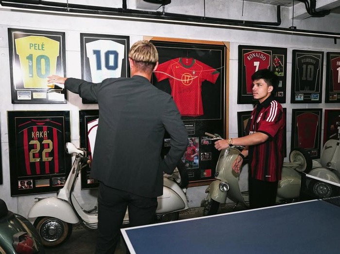 Atta Halilintar Atta Halilintar bersama Keisuke Honda