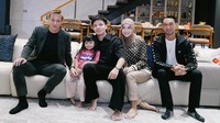 Sebagai Milanisti senang bisa ngajak Pemain Asia paling success di @acmilan makan rendang ayam pop dan sambal balado. Semoga project untuk bola indonesia jepang di masa depan ada hal hal baik terjadi. Thank u for cooming @keisukehonda @anton_delro, tulis Atta Halilintar dilihat dari Instagram pribadinya, Senin (9/6/2025). Foto: dok. Instagram Atta Halilintar