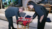 Keisuke Honda membubuhi tanda tangan di jersei AC Milan dengan nomor punggung 10 dan bertuliskan nama belakangnya, Honda. Foto: dok. Instagram Atta Halilintar