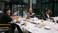 Momen Atta Halilintar dan Keisuke Honda ngobrol santai di meja makan. Wah kira-kira Atta bakal buat bisnis apa nih bareng pemain yang pernah masuk skuat Jepang di Piala Dunia FIFA tahun 2010, 2014, dan 2018 itu. Foto: dok. Instagram Atta Halilintar
