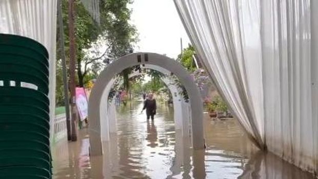 Banjir di Mojokerto menyebabkan akad nikah warga dipindah ke Masjid.