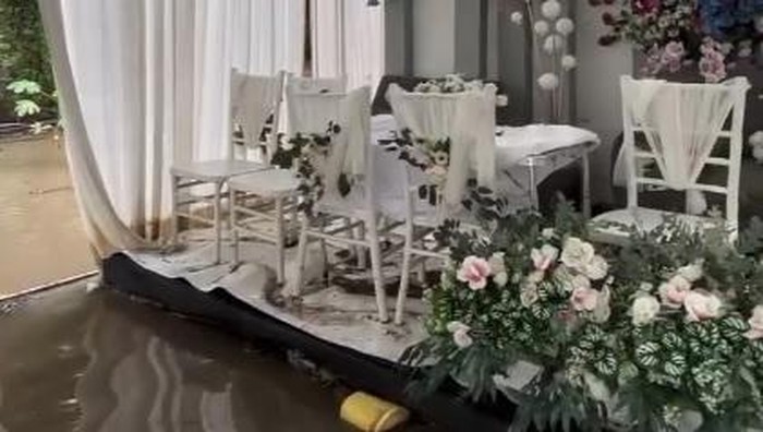 Banjir di Mojokerto menyebabkan akad nikah warga dipindah ke Masjid.