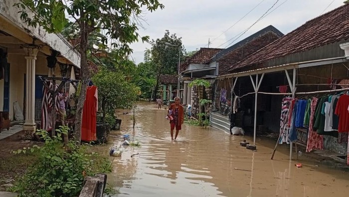 Banjir luapan sungai melanda 6 desa di Mojokerto.