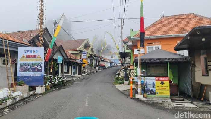 Banner imbauan wisatawan Bromo tak kendarai motor matik