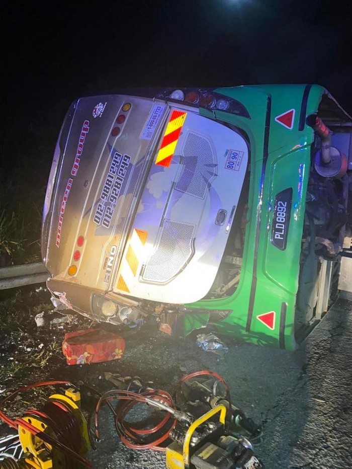 This handout photo taken and released by Peraks Fire and Rescue Department on June 9, 2025 shows a bus after it collided with a minivan in Gerik-Jeli, in Malaysias Perak state. At least 15 people were killed when a bus carrying students smashed into a minivan in northern Malaysia early on June 9, local news reports said. (Photo by Handout / Peraks Fire and Rescue Department / AFP) / -----EDITORS NOTE --- RESTRICTED TO EDITORIAL USE - MANDATORY CREDIT 