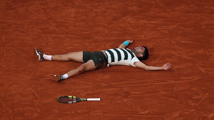 PARIS, FRANCE - JUNE 08: Carlos Alcaraz of Spain celebrates winning championship point against Jannik Sinner of Italy in the Men’s Singles Final match on Day Fifteen of the 2025 French Open at Roland Garros on June 08, 2025 in Paris, France.  (Photo by Adam Pretty/Getty Images)