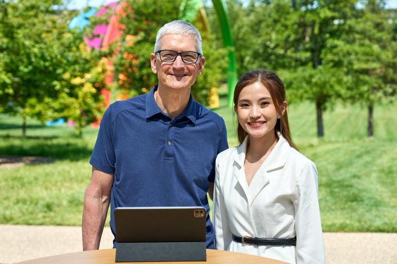 CEO Apple Tim Cook dan Sherly Phangestu, mahasiswi asal Indonesia, di WWDC 2025.