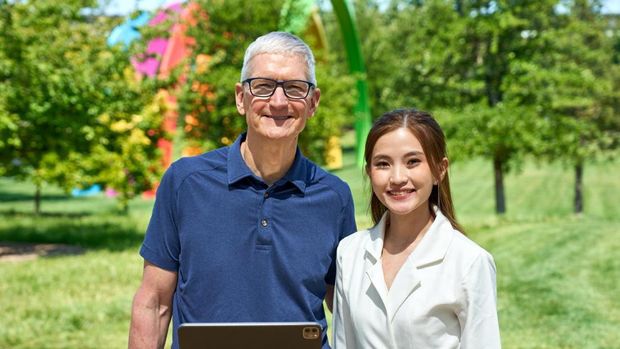 CEO Apple Tim Cook dan Sherly Phangestu, mahasiswi asal Indonesia, di WWDC 2025.