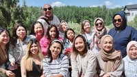 Keluarga Cindy Fatikasari dan Tengku Firmansyah sangat diterima oleh lingkungan di sana. Mereka juga kerap berkumpul bersama dengan mereka yang bermigrasi dari Indonesia. Foto: Instagram @cindyfatikasari18/ @tengku_firmansyah
