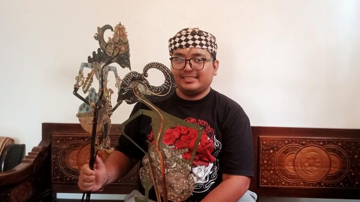 Claudio Akbar Yudhistira, dalang muda asal Kota Malang yang bertekad melestarikan wayang.