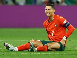 Petaka menimpa Ronaldo jelang waktu normal berakhir. Dia mengalami masalah pada kakinya dan tak bisa melanjutkan pertandingan. (Foto: REUTERS/Kai Pfaffenbach)