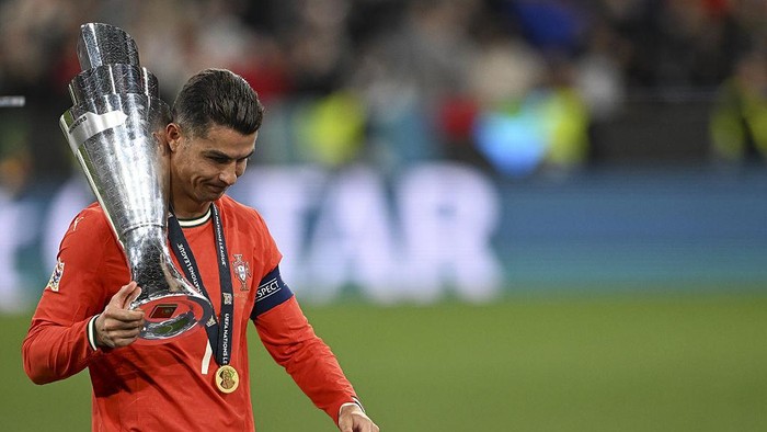 MUNICH, GERMANY - JUNE 8: Cristiano Ronaldo of Portugal holds trophy after winning Spain during the UEFA Nations League 2025 final match between Portugal and Spain at the Allianz Arena on June 8, 2025 in Munich, Germany. (Photo by Halil Sagirkaya/Anadolu via Getty Images)
