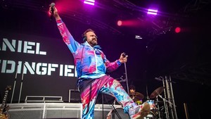 Penyanyi Daniel Bedingfield bilang masa-masa tanpa sorotan adalah yang paling luar biasa. Sekarang dia tinggal di Los Angeles, nulis lagu, dan bertani di atas gunung yang langsung menghadap laut. Foto: Instagram Daniel Bedingfield
