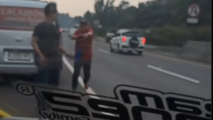 Driver Lalamove diduga todongkan pistol ke pemobil.