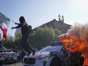 Dunia Hari Ini: Demo Menentang Penangkapan Imigran di Los Angeles Berakhir Ricuh
