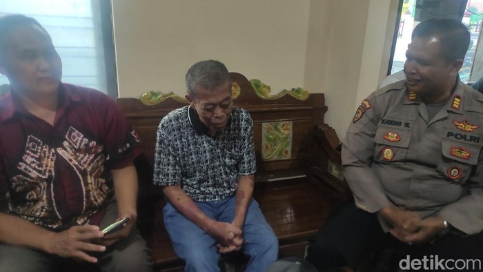 Eks Ketua DPRD sekaligus Eks Ketua PDIP Jatim Kusnadi saat mendatangi Polsek Balongbendo, Sidoarjo.