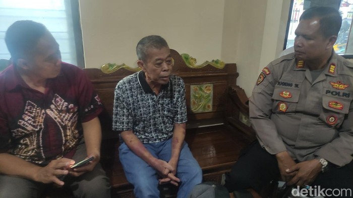 Eks Ketua DPRD sekaligus Eks Ketua PDIP Jatim Kusnadi saat mendatangi Polsek Balongbendo, Sidoarjo.