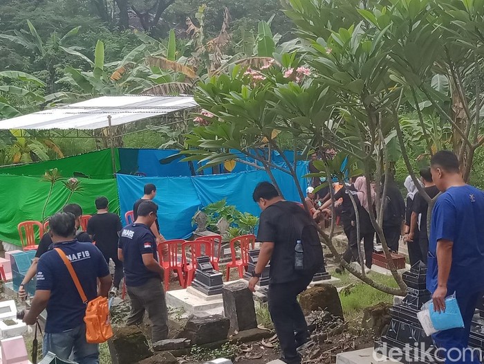 Ekshumasi (pembongkaran) makam siswa SMPN di Wedi, Klaten, Rabu (28/5/2025).