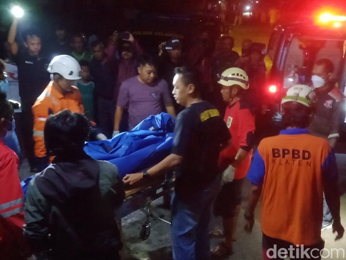 Evakuasi orang tewas tertabrak kereta api di Banaran, Kecamatan Delanggu, Klaten, Senin (9/6/2025) malam.