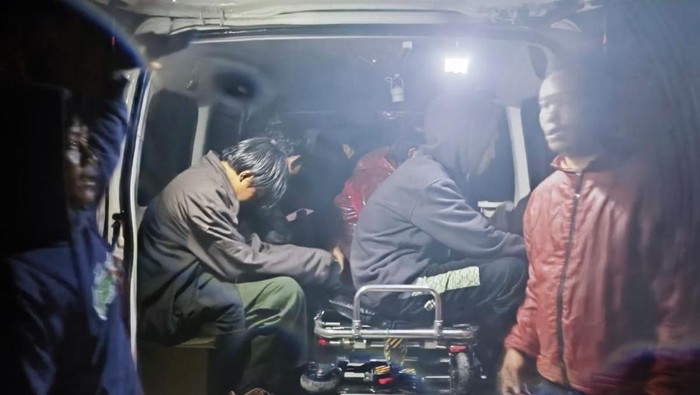Evakuasi pendaki Gunung Lawu yang sempat hilang kontak di jalur Babar, Kecamatan Jenawi, Kabupaten Karanganyar, Senin (9/6/2025).