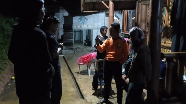 Evakuasi pendaki Gunung Lawu yang sempat hilang kontak di jalur Babar, Kecamatan Jenawi, Kabupaten Karanganyar, Senin (9/6/2025).